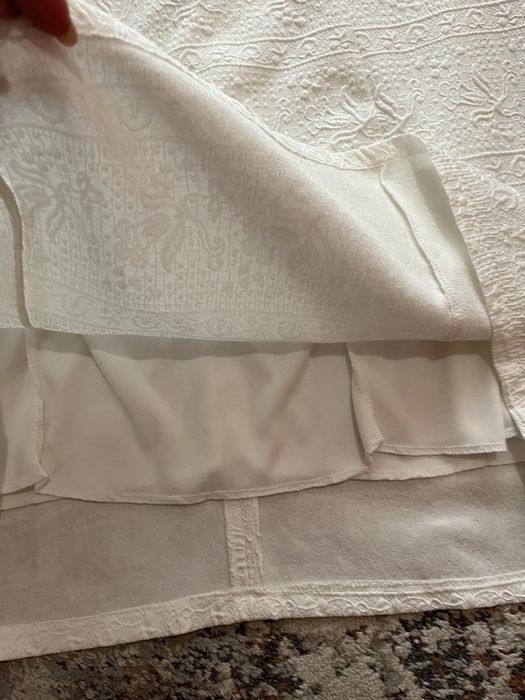 Бяла рокля с камъни