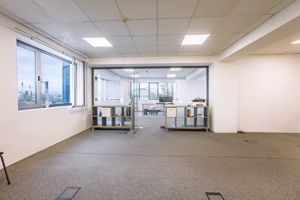 Дава под наем просторен офис в ж. к. Хаджи Димитър