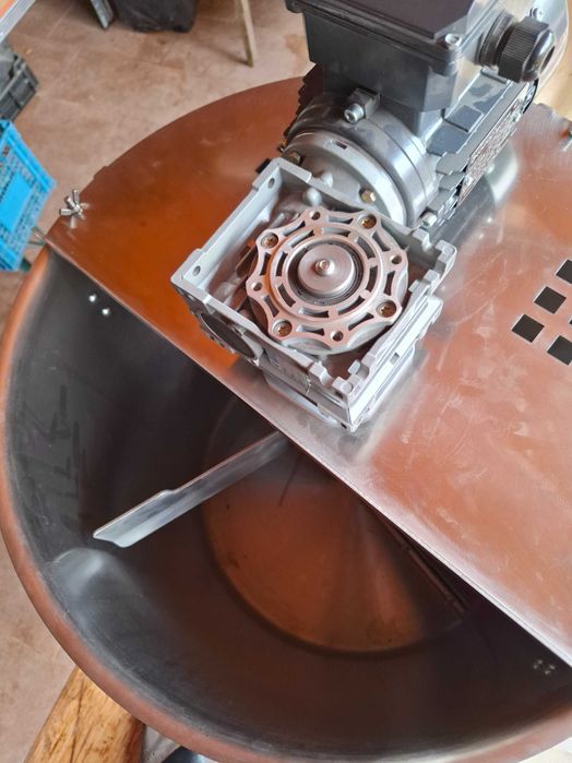 Oala motorizata cu mixer.