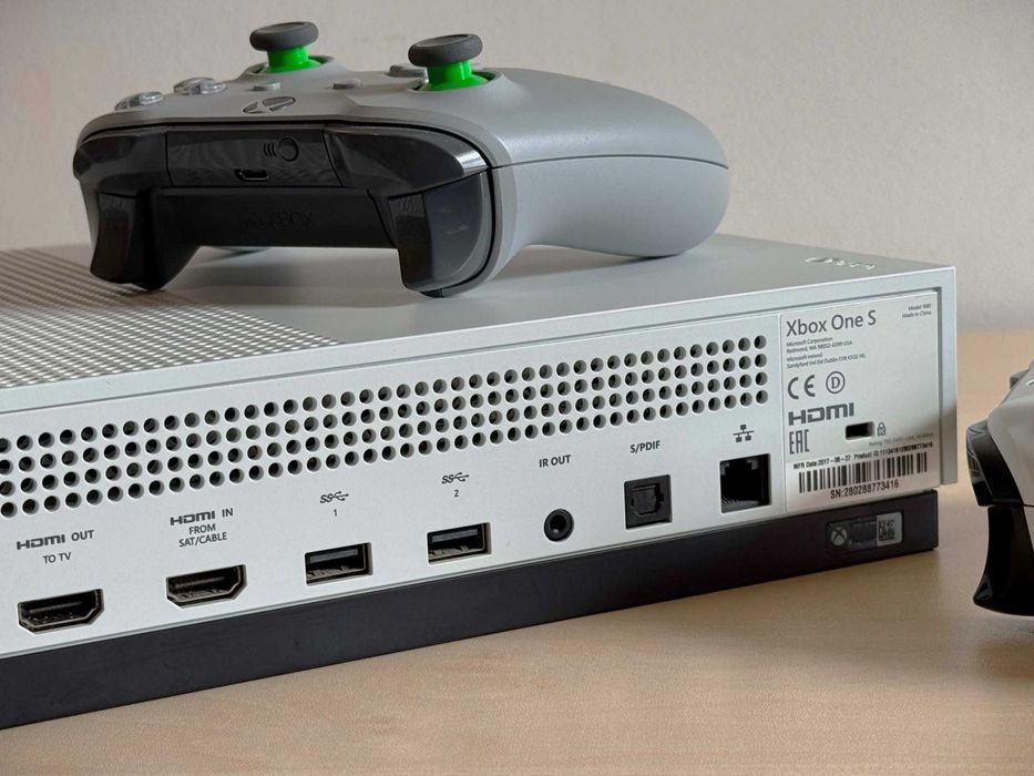 Бартер! Xbox One S 1TB (1,000GB) Robot White (Бял) + 2 Koнтолера и GTA V