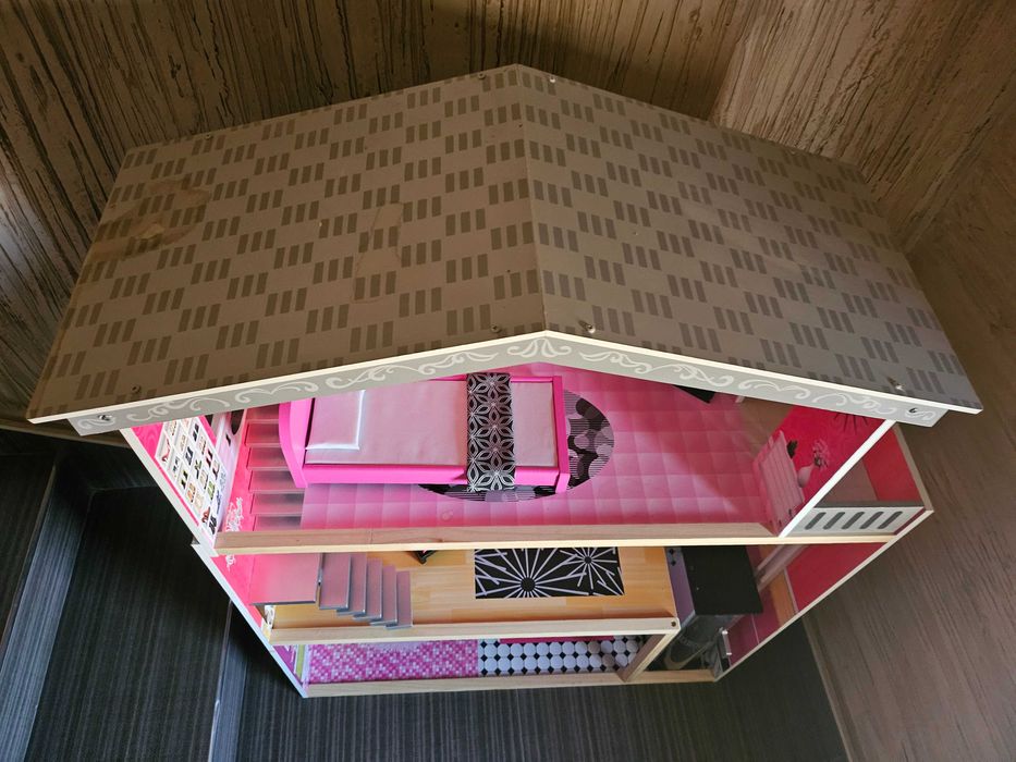 Дървена къща за кукли с обзавеждане и асансьор