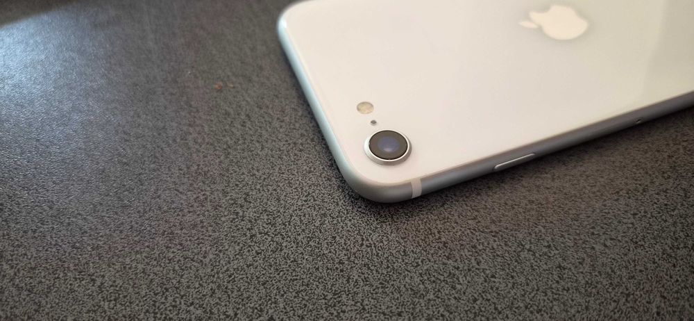 iPhone SE 2 (2020) – 64GB, eSIM, baterie 85%, stare bună