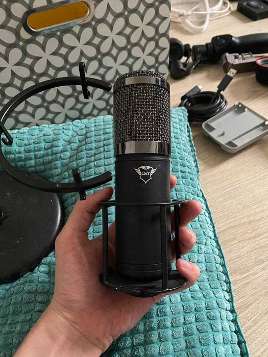 Trust GXT 256 EXXO USB  микрофон с подставкой