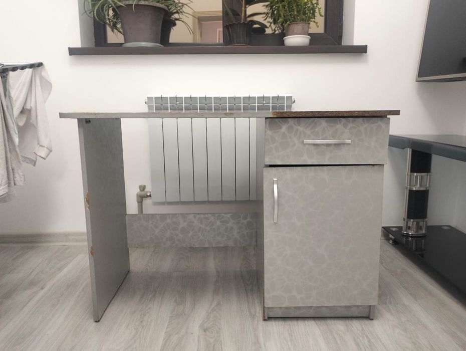 Офисные столы, парты.