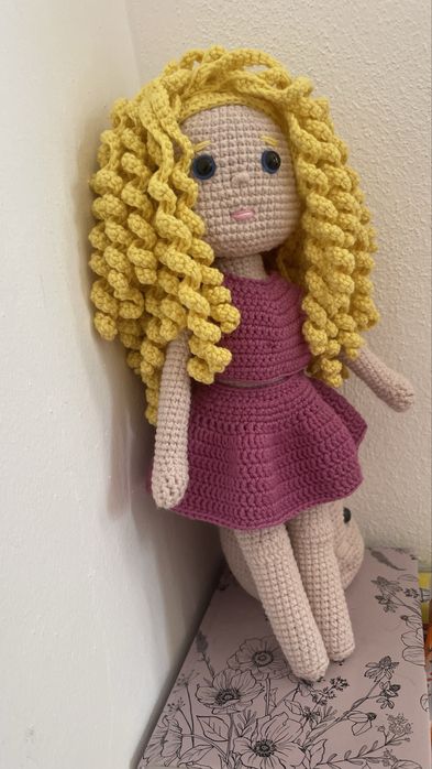 Păpușă Amigurumi croșetată manual