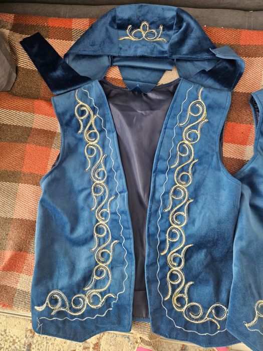 Продам жилетки на мальчиков