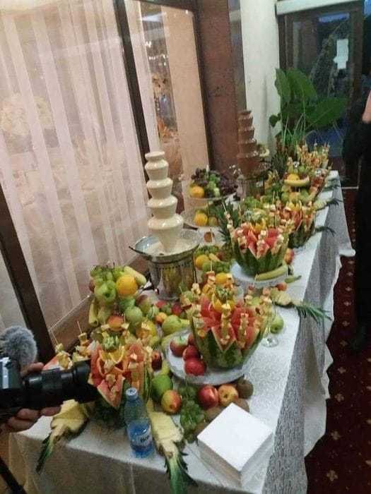 Fantana cu ciocolata si bar din fructe