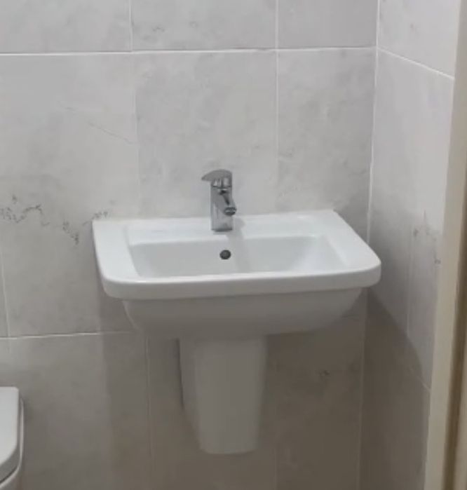 Срочно продам подвесной умывальник бренда Vitra за символическую цену