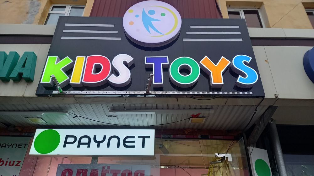 Plakat stelaj sotiladi