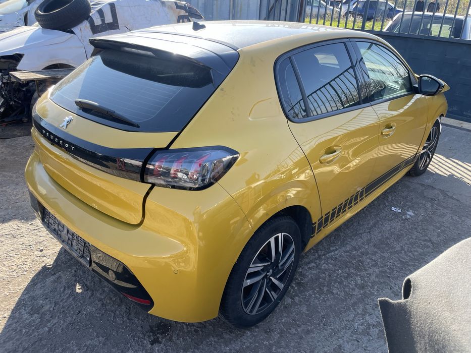Peugeot 208 на части