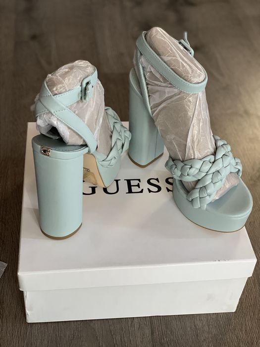 Високи сандали Guess
