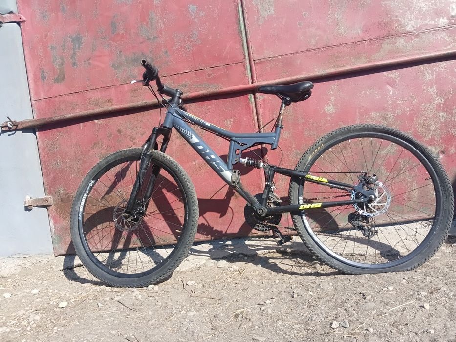 Vand bicicleta DHS si moped piagio bicicleta este in stare foarte buna nu are schimbator spate iar mopedul este petru piese dar merge si facut