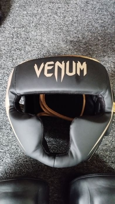 Шлем для спорта, фута для защиты ног