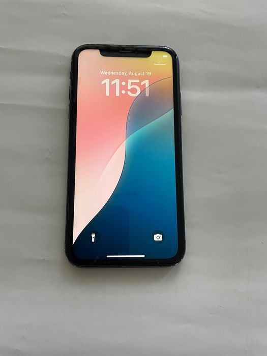 Продавам черен iPhone XR 64gb