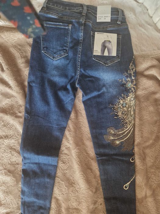 Дънки с бродерия