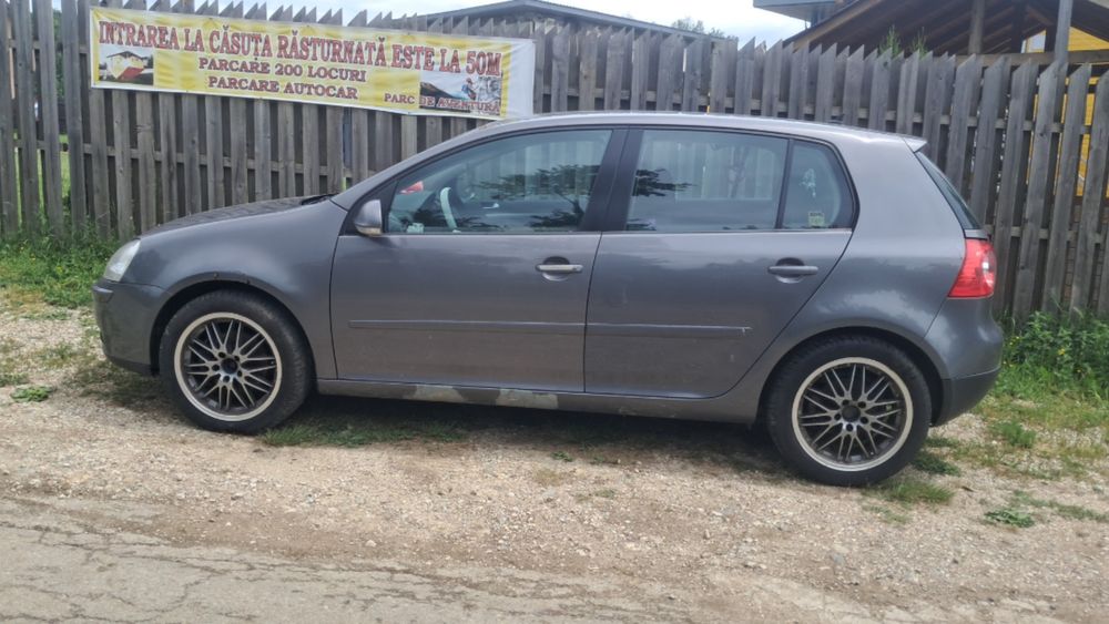 Vând golf 5 model simplu