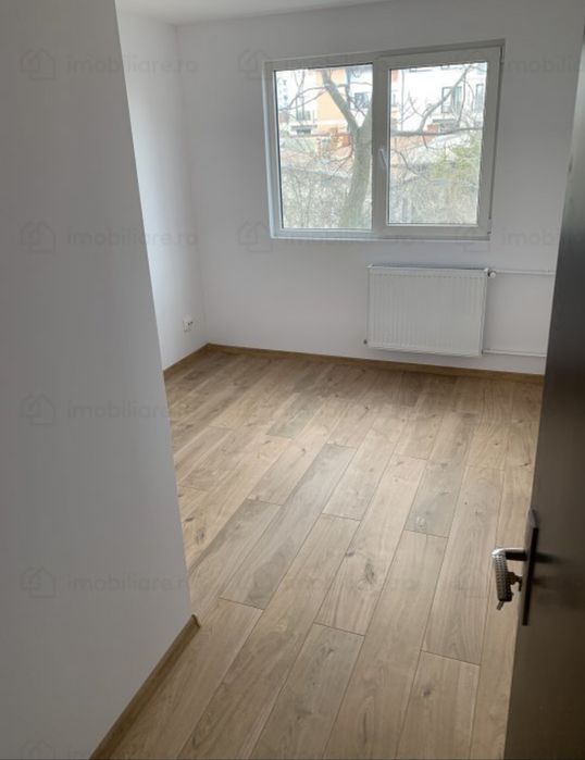Proprietar - Vând apartament cu 3 camere la 8 min de metrou 1 mai