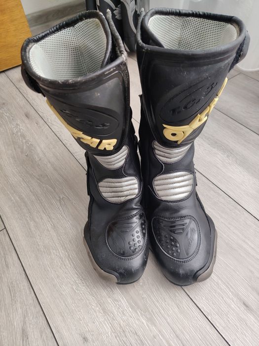 Echipament moto (cască + ghete)