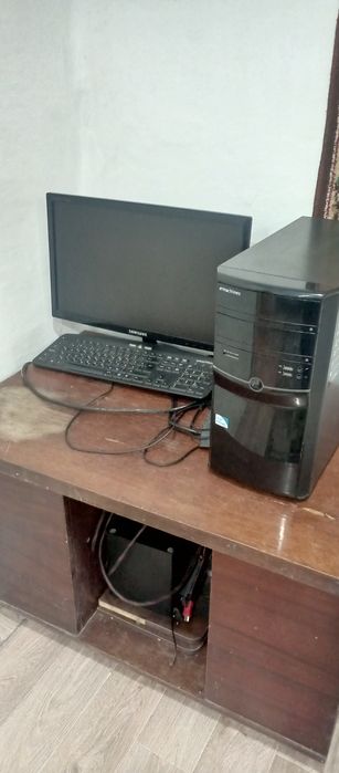 Компьютер с монитором, клавиатурой.