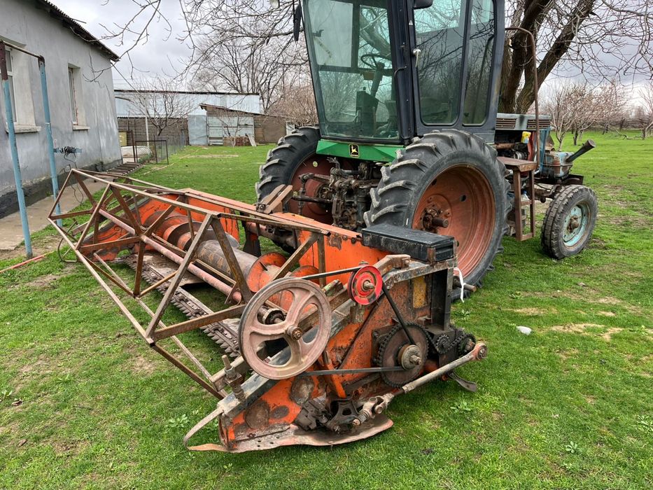 Комбайн трактор .