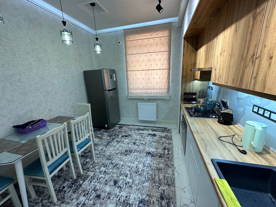 Arenda novastroyka Zamona toyxonani togrisida 2 xona evro uy