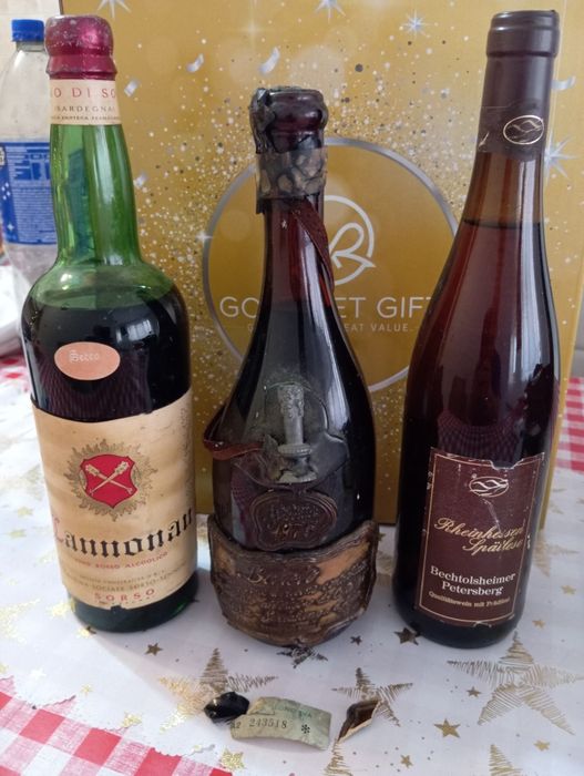3 sticle de vinuri vechi