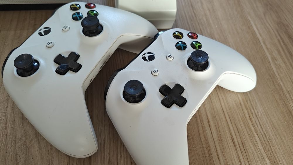 Xbox One S 500GB, 2 джойстика, 2 игри