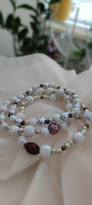 Летни гривни от мъниста бохо бяло черно синьо хендмейд ластични