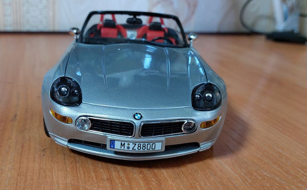 Коллекционная модель автомобиля 1-18