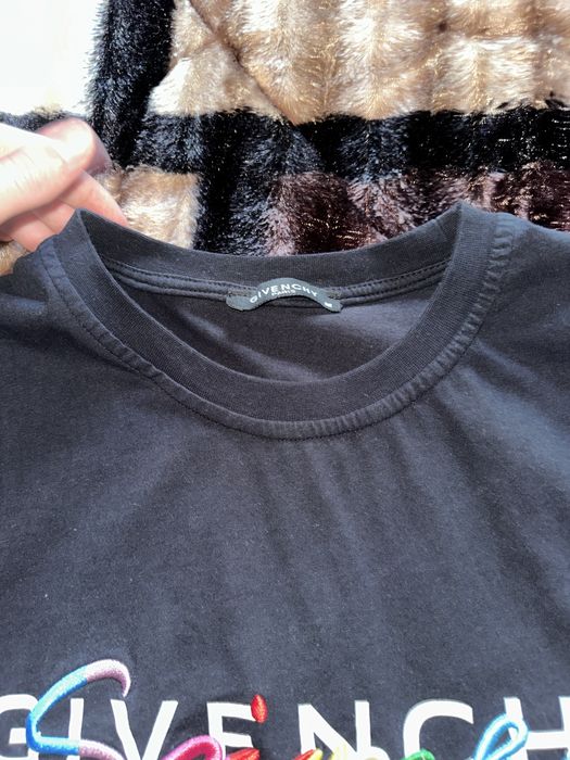 Tricou givenchy.
