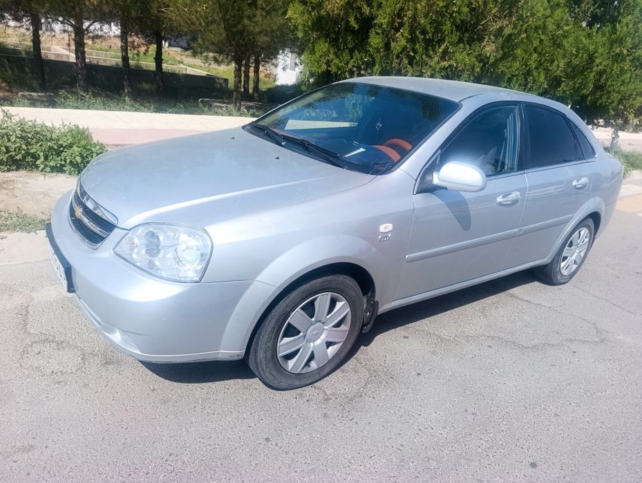 Lacetti 1.8 sotiladi