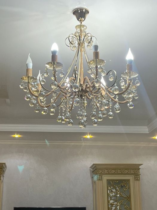 Большая хрустальная люстра