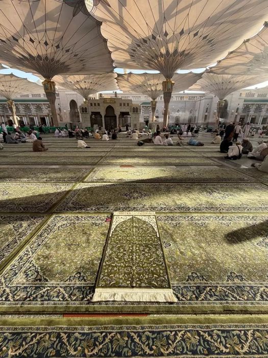 Saudiyada ishlab chiqarilgan Madina joynamozi