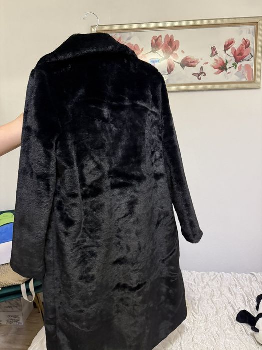 Дълго черно, пухено палто