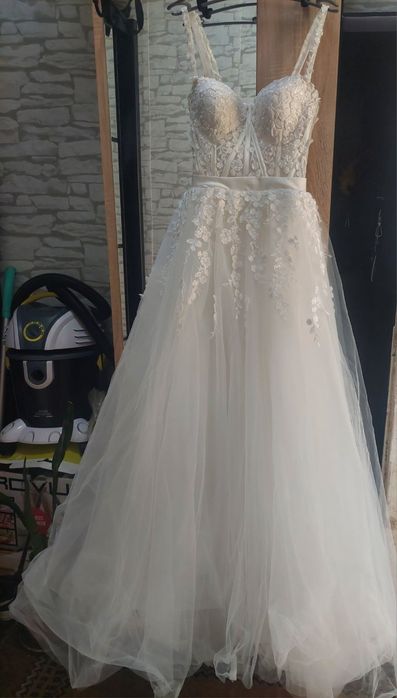 Продавам булчинска рокля, много лека и удобна с цип, корсет и връзка.