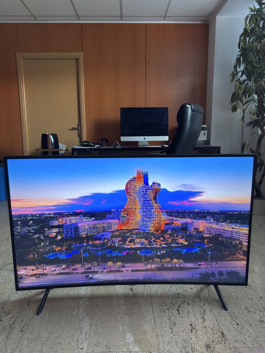Televizor Samsung 4K diagonala 138 curbat