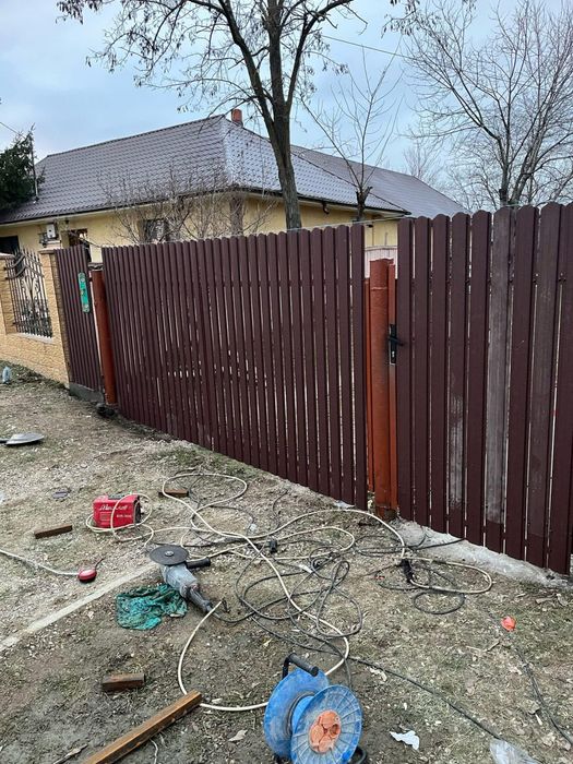 Garduri si porti din sipca metalica, panouri stil jaluzele, tabla cutata, plasa bordurata, fier forjat, BCA si beton si alte modele disponibile