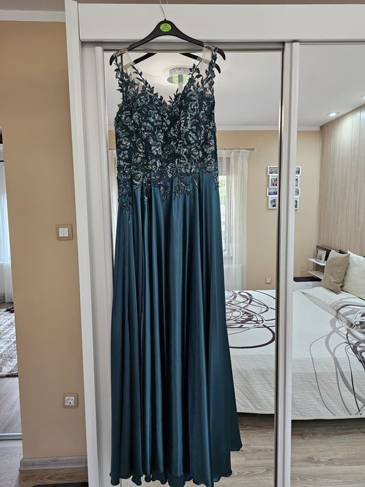 Елегантна сатенена рокля в тъмно зелен цвят