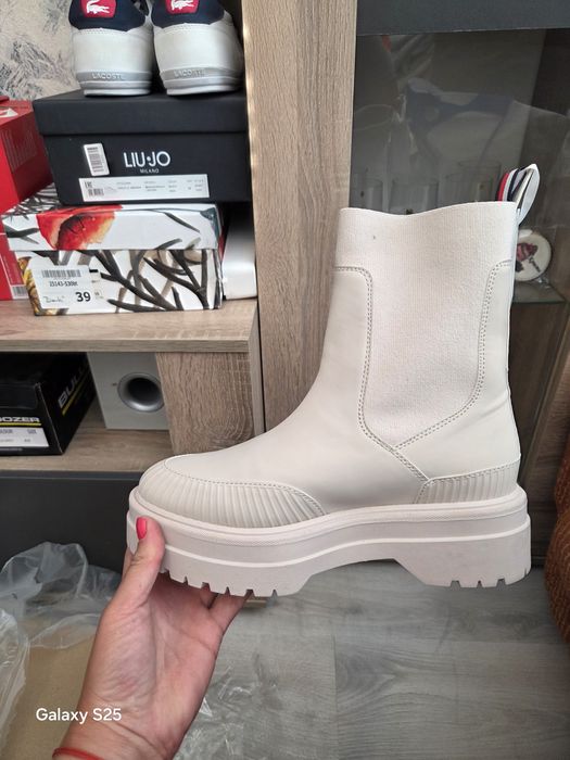 Чисто нови боти!
GUESS-38 номер , 100 лв.
 Tommy Hilfiger-39 номер , 1