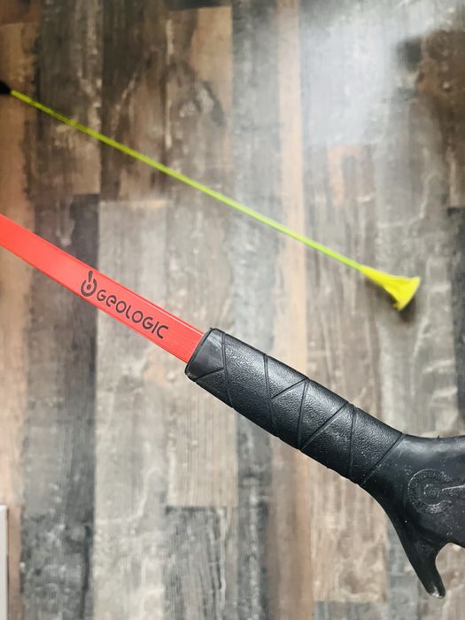 Geologic червен лък за стрелба и зелена стрела