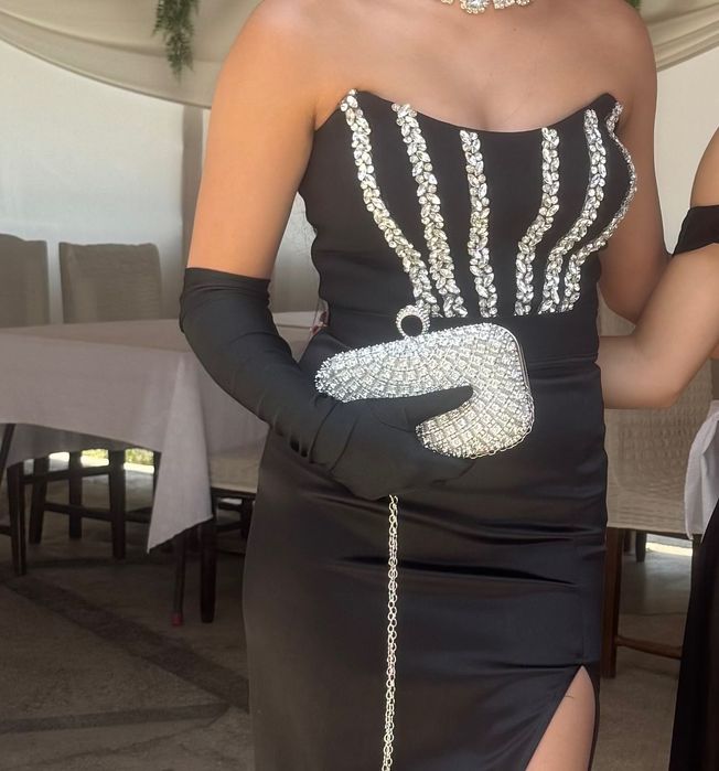 Продавам официално облекло