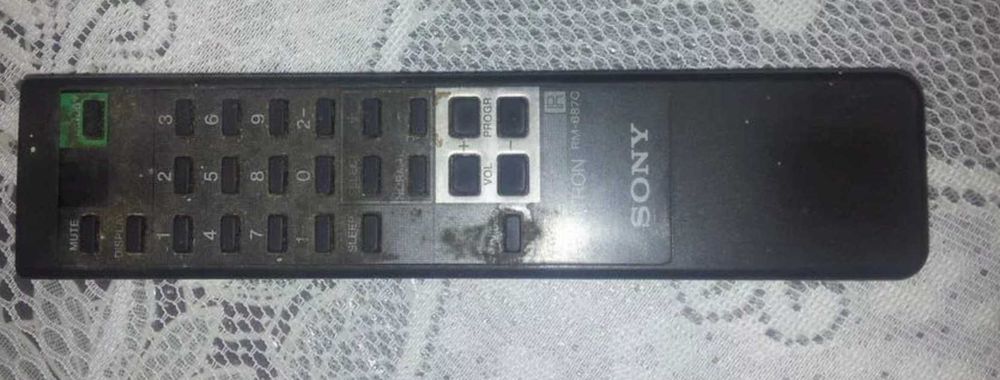 Vând telecomandă pentru un videocasetofon SONY.