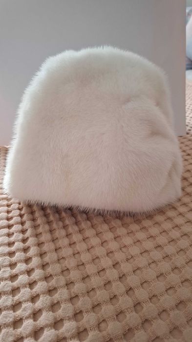 белая норковая шапка