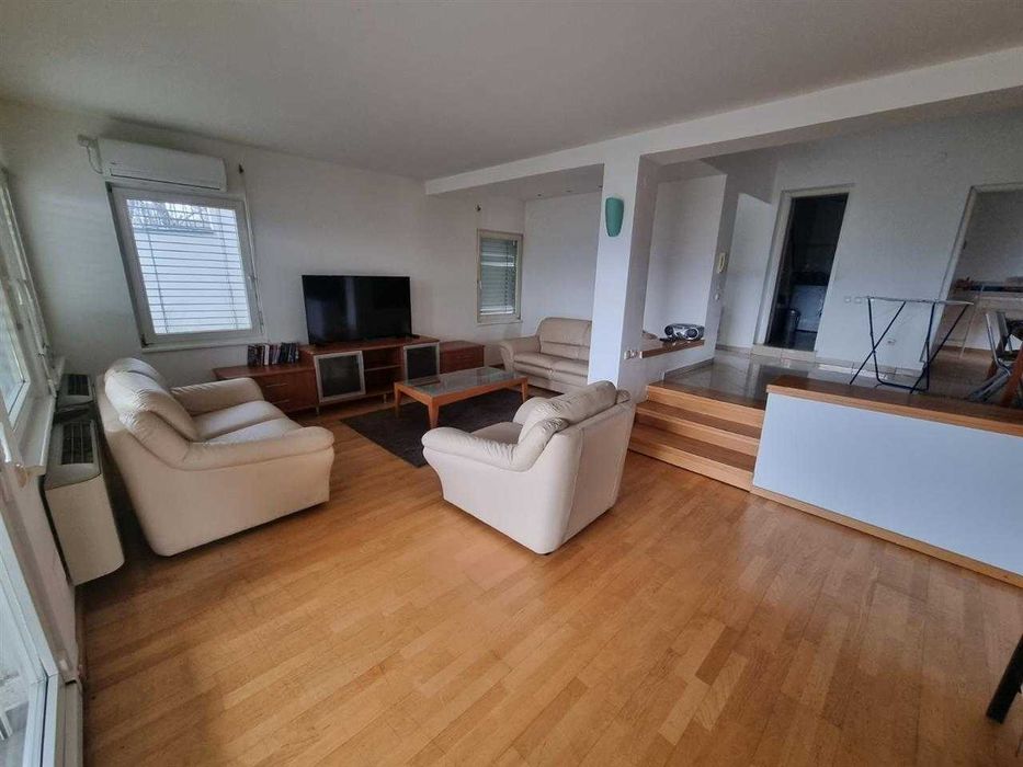 Тристаен имот в кв.Младост 4