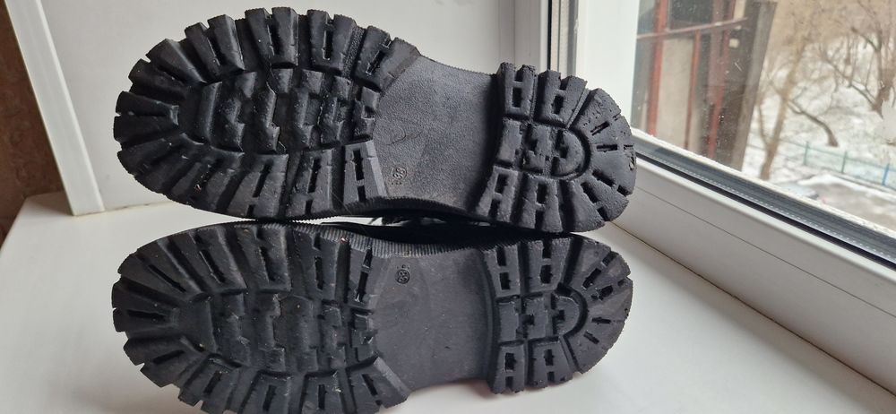 Продам ботинки женские