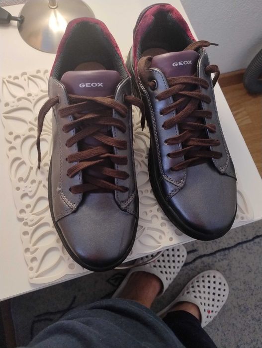 Vind pantofi de damă noi nefolosiți.