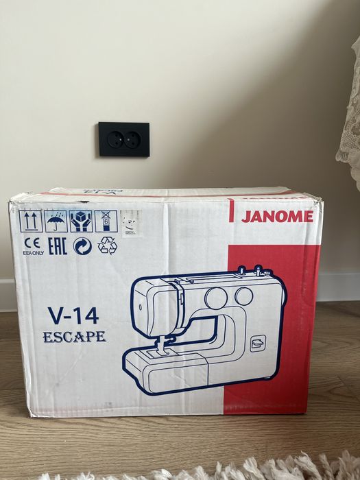 Швейная машина Janome Escape V-14