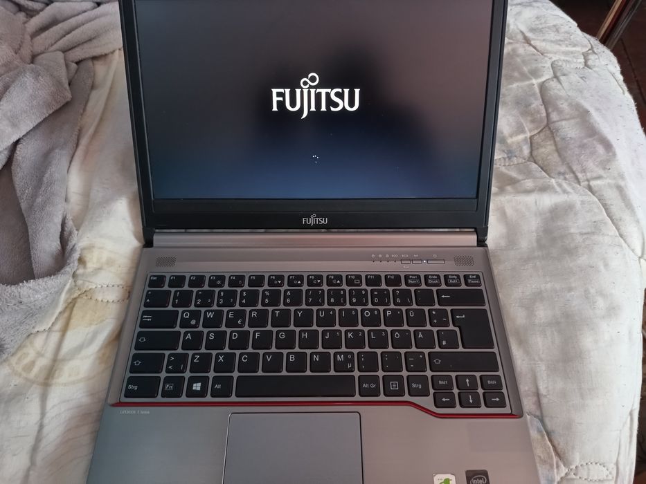Vând laptop marca Fujitsu Siemens