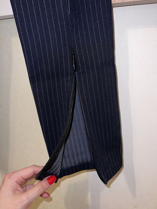 Тъмносин еластичен клин-панталон на тънки бели раета