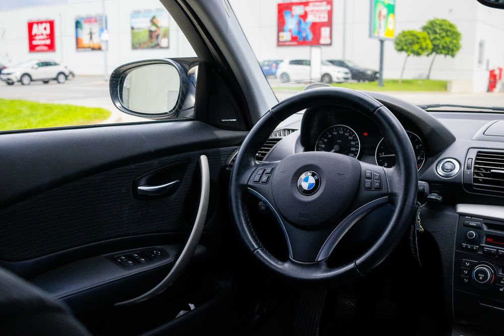 BMW Seria 1 116i (122 CP) • 2011 • Negru • Lupe Bi-LED • Încălzire scaune • Multe dotări